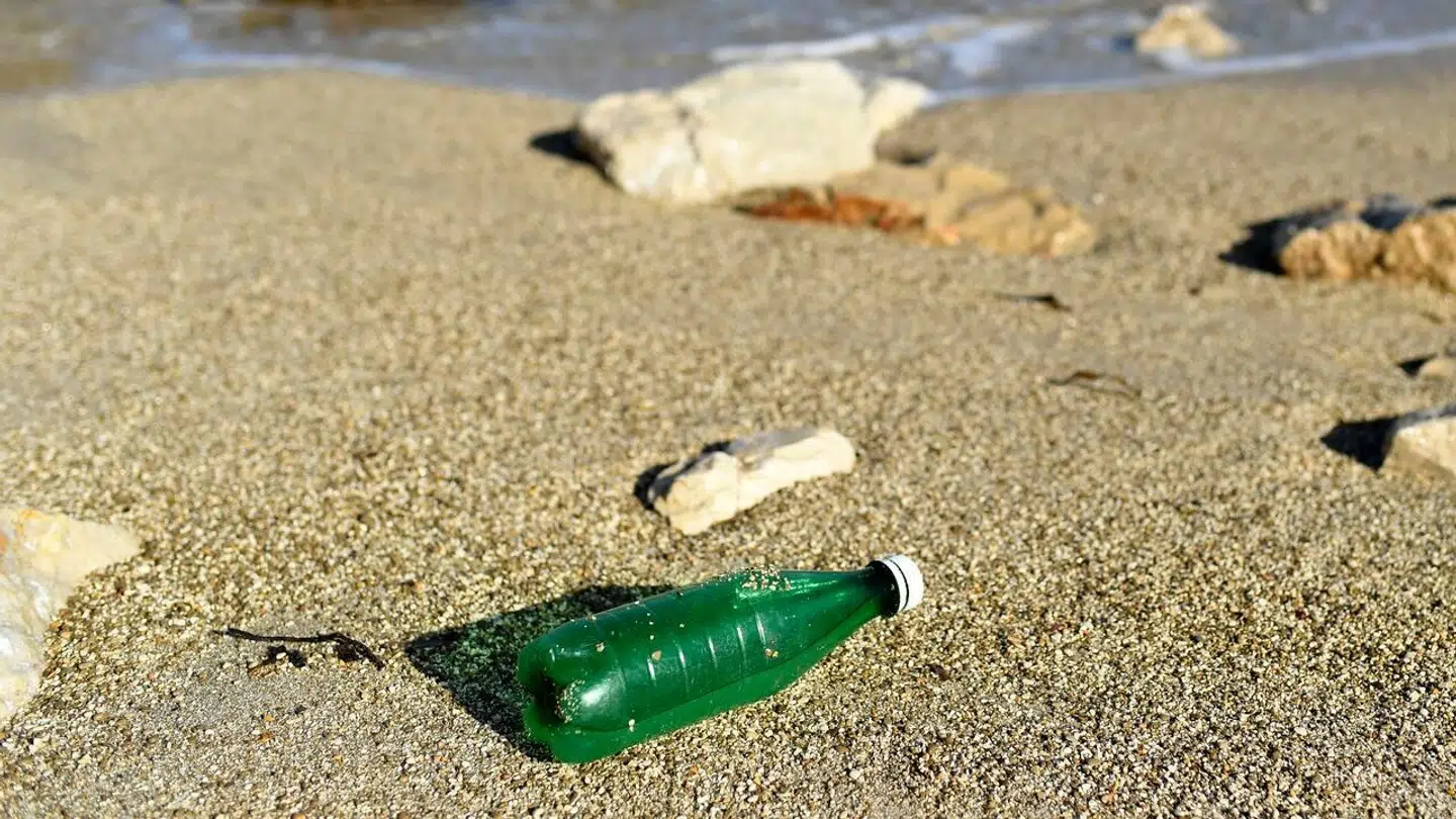 Arkivfoto. En gruppe fiskere er angiveligt døde, efter de drak af ukendte flasker, som de fandt på havet.