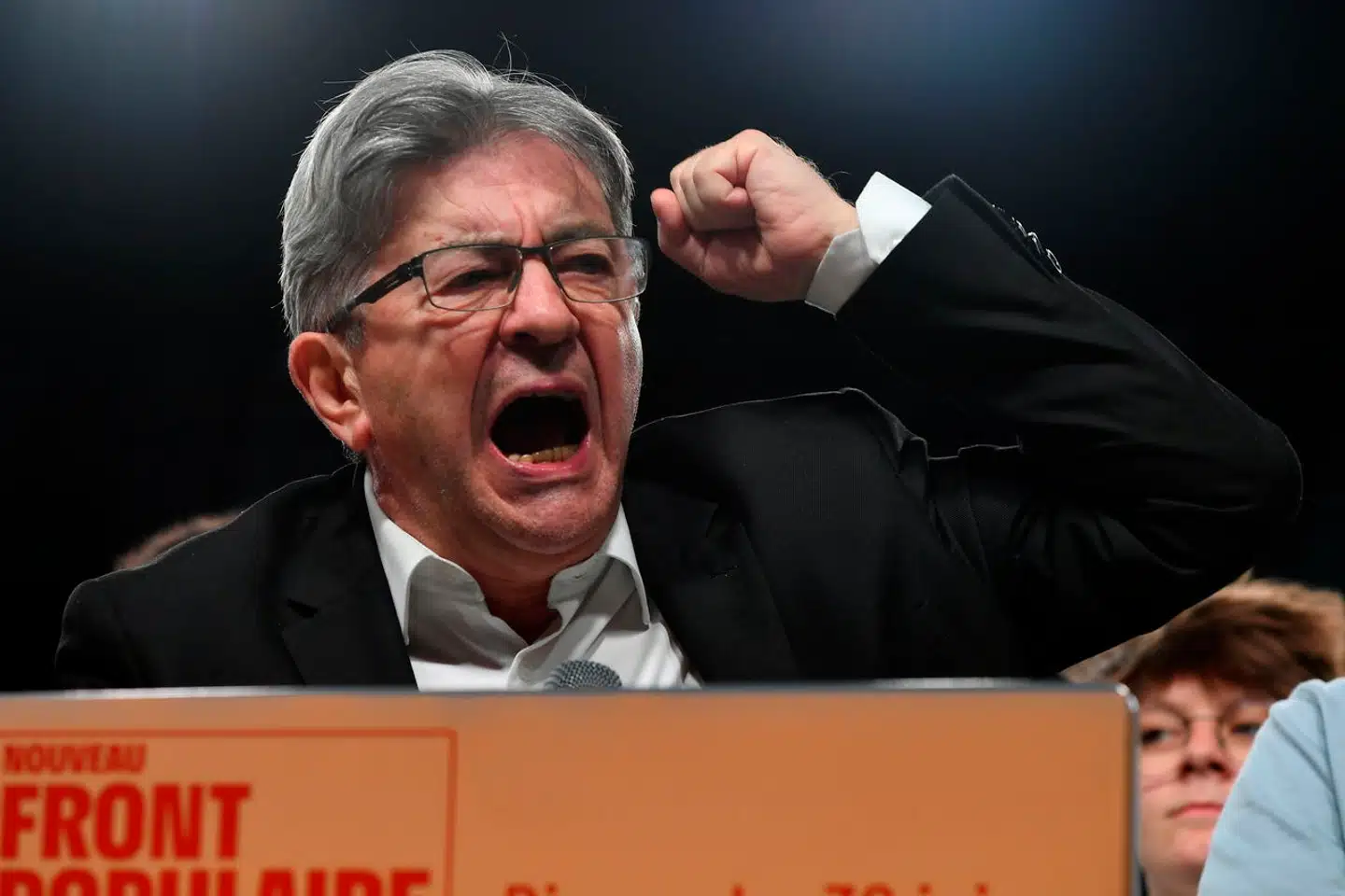 Jean-Luc Mélenchon taler under et møde søndag aften, hvor hans parti havde indkaldt til demonstration mod den højrenationale valgsejr på Place de la République i Paris.