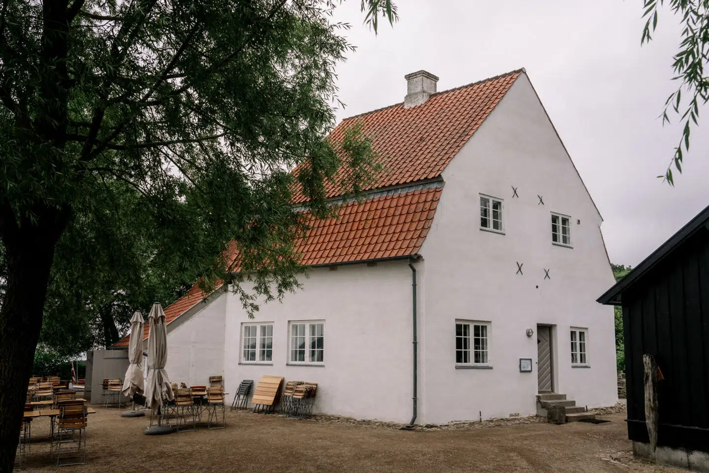 Skipperhuset er i dag et ambitiøst spisested, men engang var det det nærliggende Fredensborg Slots vaskehus, hvor man vaskede i vandet fra Esrum Sø.