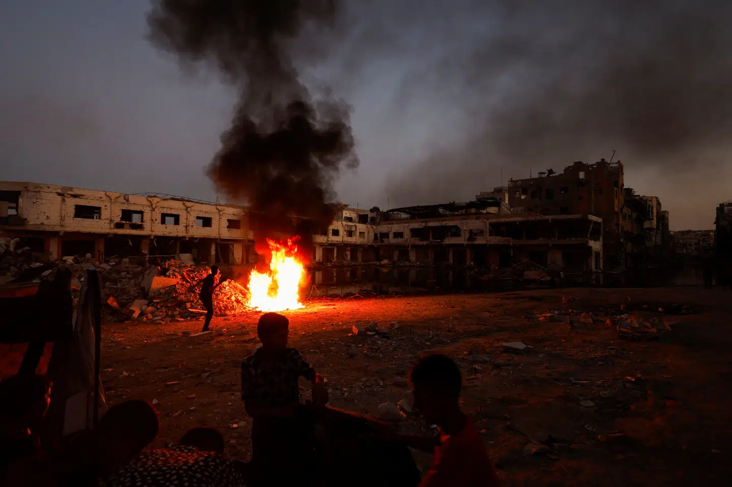 Palæstinensere samles 30. juni om et bål i Khan Younis i det sydlige Gaza. (Arkivfoto).