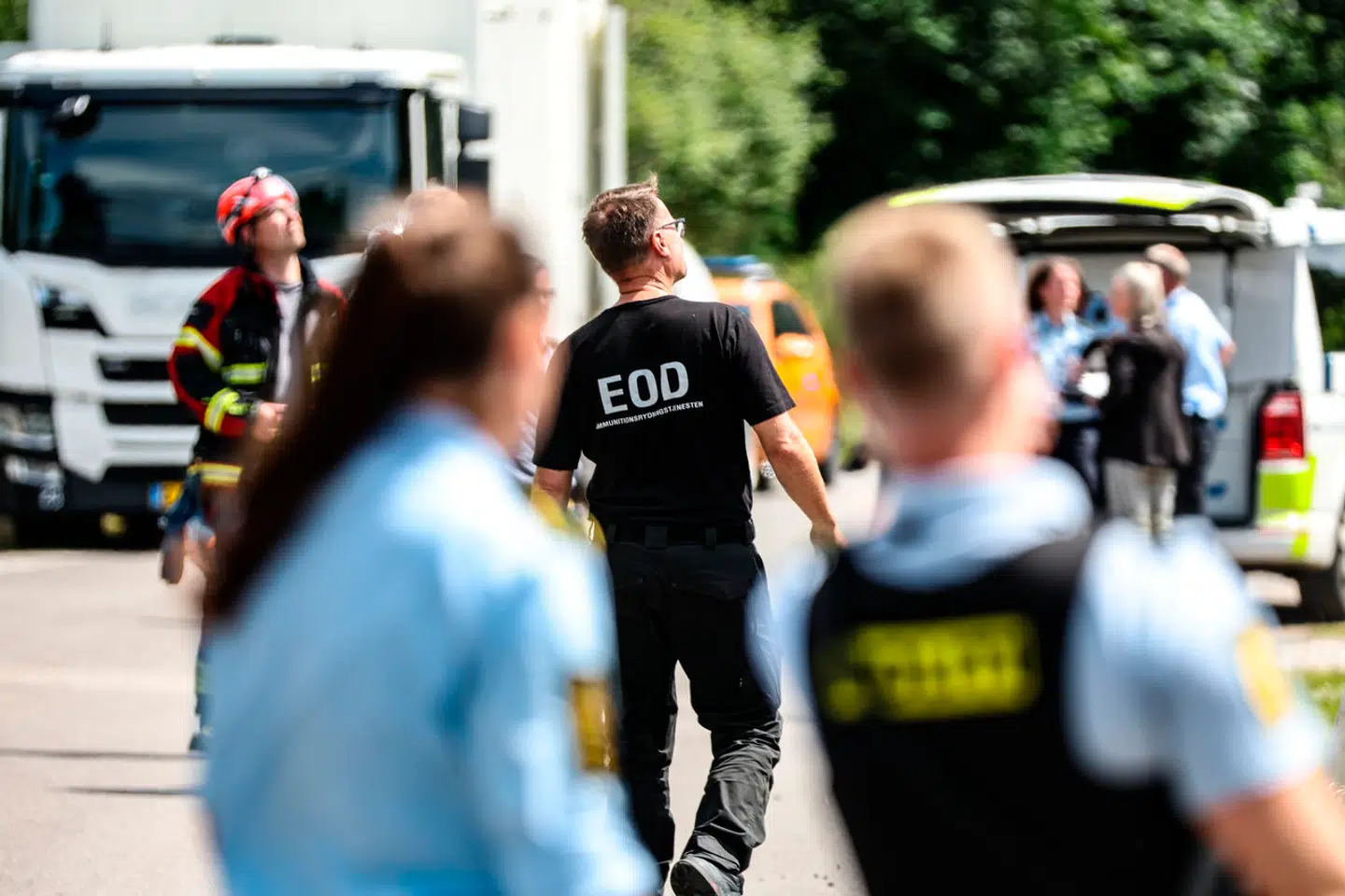 Også mandag var politiets bomberydningstjeneste, EOD, til stede.