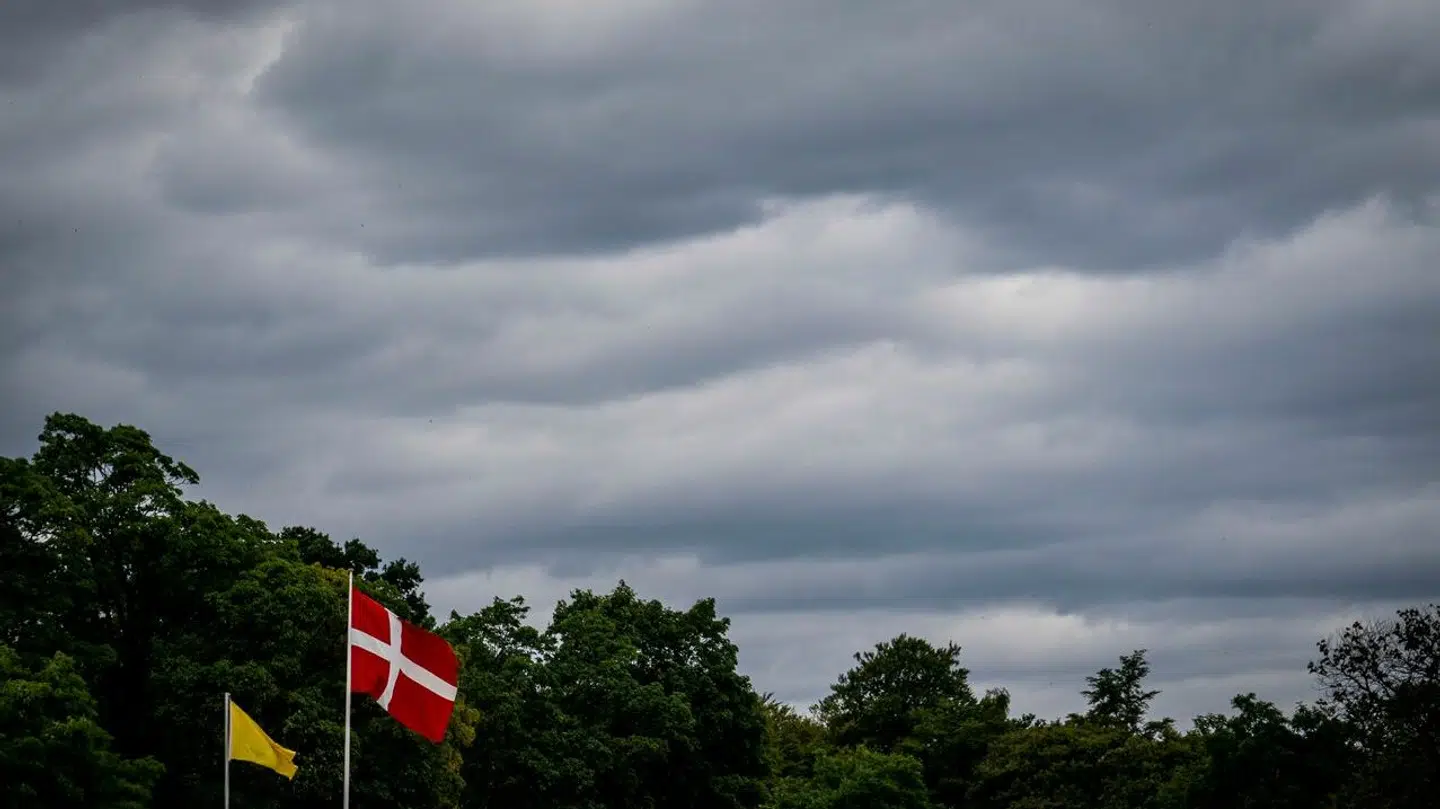 Det er sommer, det er sol og det er. nåhr, nej.