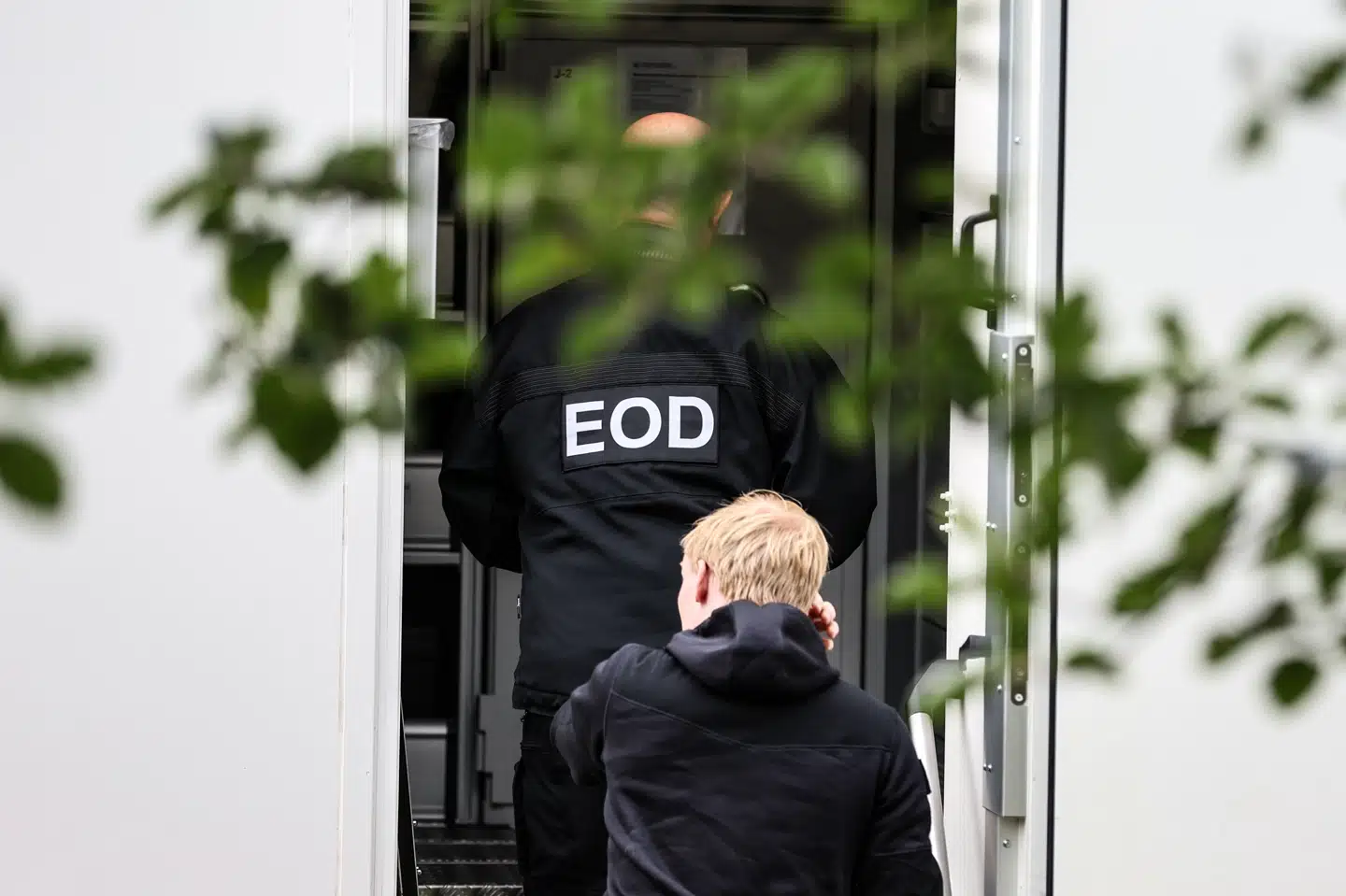 Forsvarets bomberydningstjeneste (EOD) skal tirsdag morgen fjerne eksplosive kemikalier fra Broholmvej 144 nær Korsør, hvor der mandag skete en dødelig eksplosion.