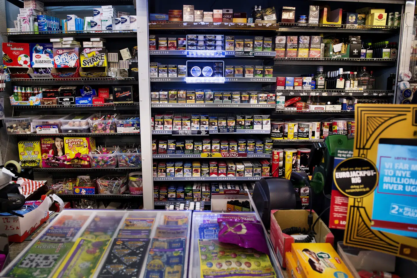 Sikkerhedsstyrelsen satte mandag gang i en ordning med unge kontrolkøbere, der skal være med til at føre tilsyn med alderskontrol i butikker. Resultaterne viser, at 34 procent af butikkerne med alkohol-, nikotin- eller tobaksprodukter overtrådte aldersgrænserne. (Arkivfoto).