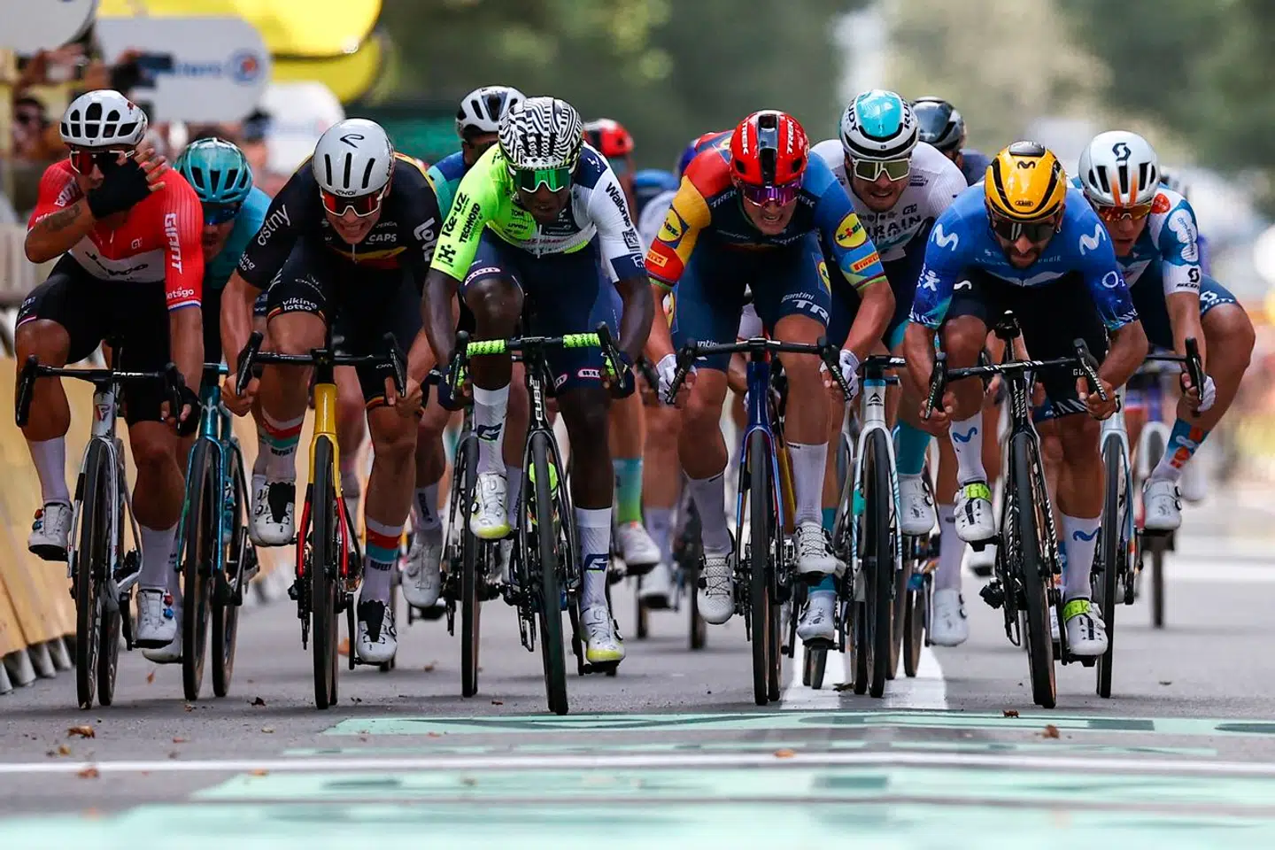 Cykelrytterne kæmper om en plads på podiet ved tredje etape af årets Tour de France mandag. Onsdag venter endnu en flad etape, og ifølge den tidligere cykelrytter Lars Bak er det vigtigt, at sprinterne »udnytter alle de muligheder, der er«.