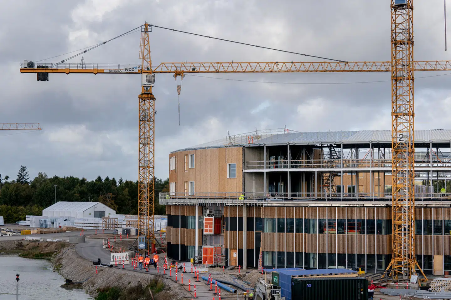 Det nye supersygehus i Nordsjælland, som opføres på en mark i udkanten af Hillerød, er det projekt, der er løbet ind i de største budgetoverskridelser. Projektet er også seks år forsinket i forhold til den oprindelige tidsplan. Nu giver en ny ekspertrapport en række opsigtsvækkende forklaringer på, hvorfor det er kørt skævt i dette og flere andre projekter.