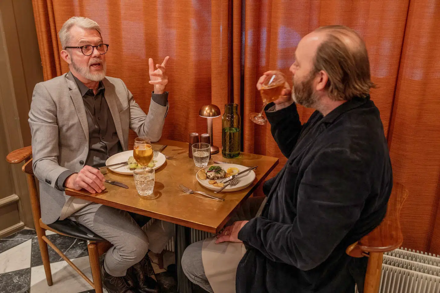 »Det er vel med gastronomi som med kunst og kultur: Man anmelder de øverste lag af rangstigen – ikke friturebarer og skolekomedier,« skriver Kresten Lundegaard. Her ses Søren Frank og Søren Jacobsen Damm.