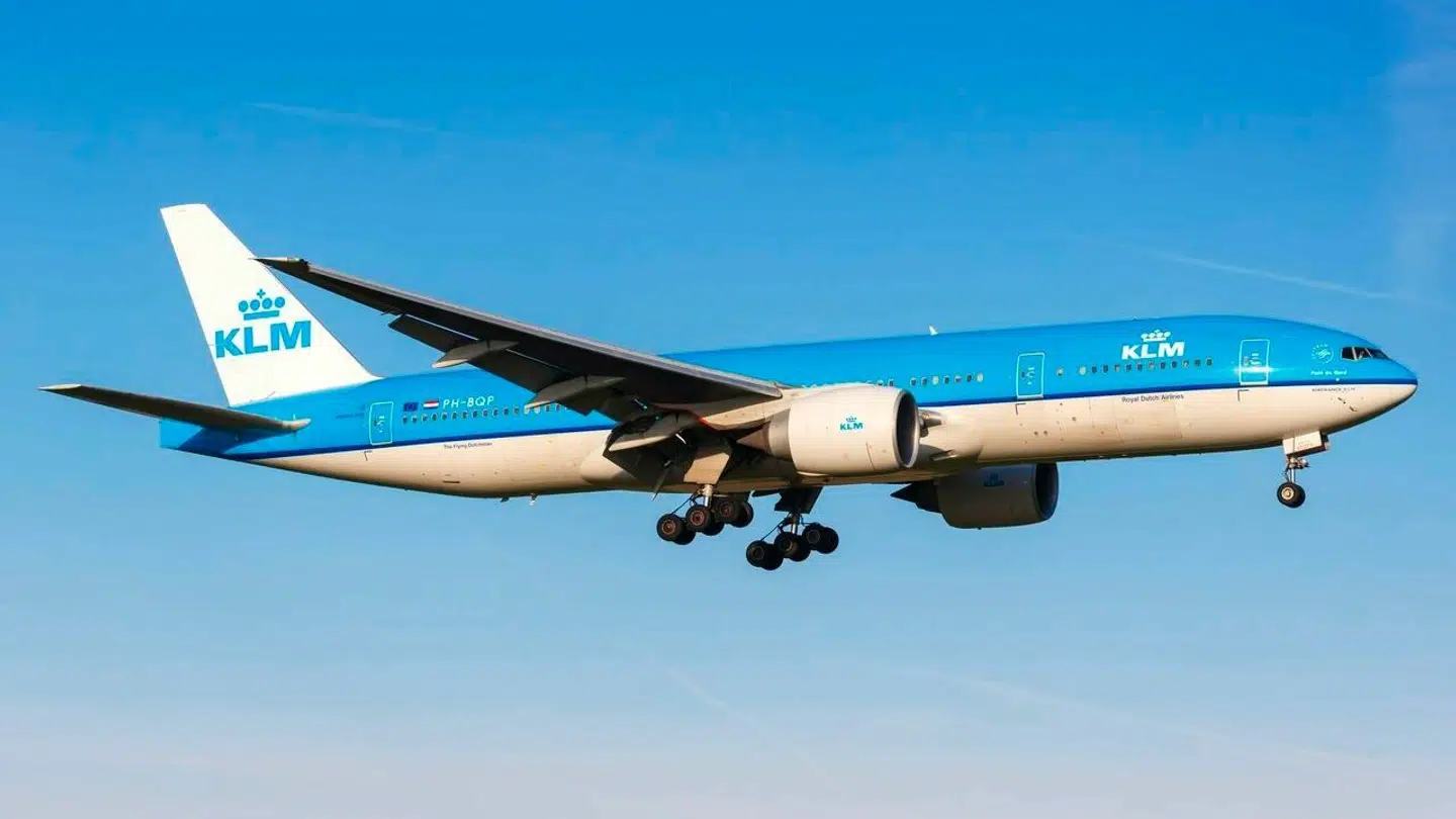 Det hollandske flyselskab KLM er endt i en dårlig sag, efter de har trukket fire nordmænds billige business class-biletter tilbage, efter en fejl i deres systemer.