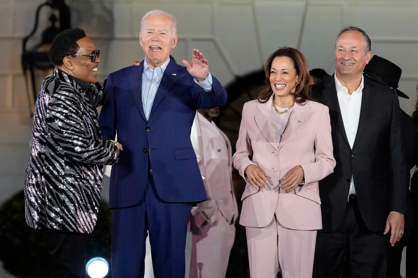 Kamala Harris med sin mand Doug Emhoff og Joe Biden ved en koncert i Det Hvide Hus i forbindelse med en markering af Juneteenth, der markerer frigivelsen af slaver.