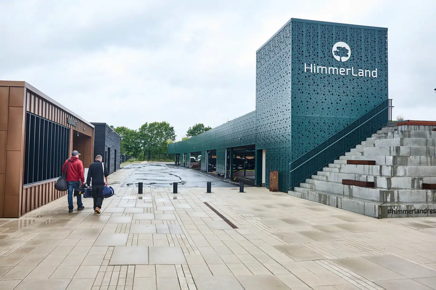 Golf- og ferieresortet HimmerLand. Søren Frank sammenligner det med »et forvokset Bilka«, indtil han træder ind i gourmetrestauranten »HimmerRiget«.