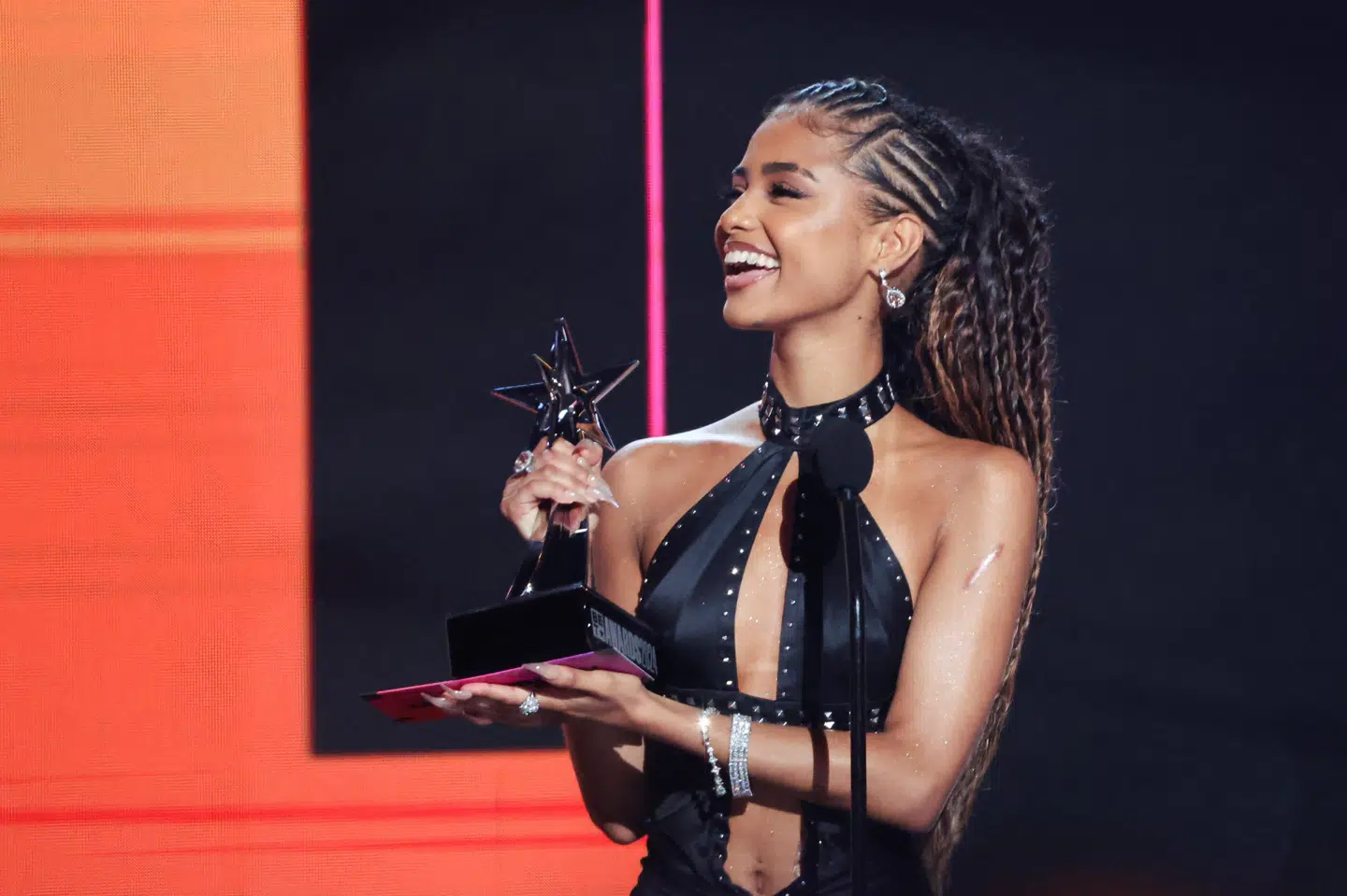 Den prisvindende sydafrikanske sangerinde Tyla aflyser sin koncert på Roskilde Festival onsdag. Hun har det sidste år fået international opmærksomhed efter sit hit "Water". (Arkivfoto).