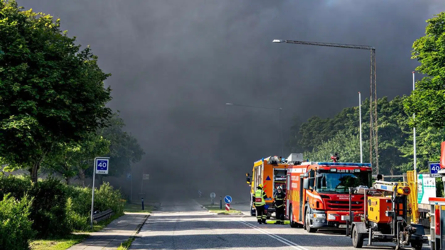 Branden skabte voldsom røgudvikling i området.