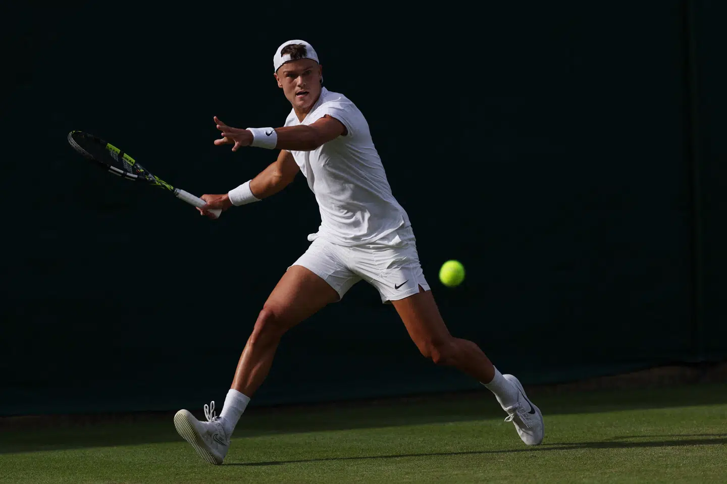 Holger Rune skulle bruge blot 19 minutter på at vinde første sæt.