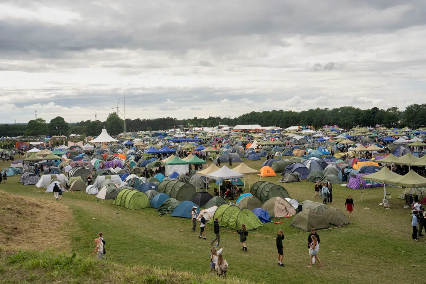Unge mennesker i alle aldre har kæmpet med vejret og festet i »smatten« på Roskilde Festivals campingområde siden lørdag. Nu begynder musikken for alvor.