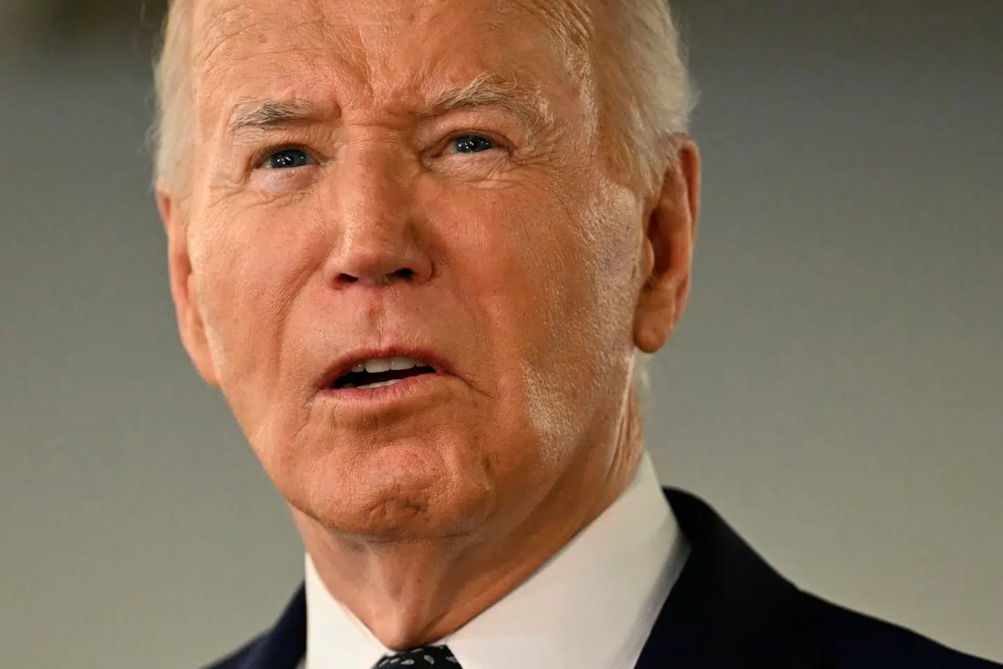 At et kongresmedlem offentligt går ud og opfordrer Joe Biden til at trække sig som præsidentkandidat, er det første tegn på, at korthuset begynder at ramle, mener Jacob Heinel Jensen.