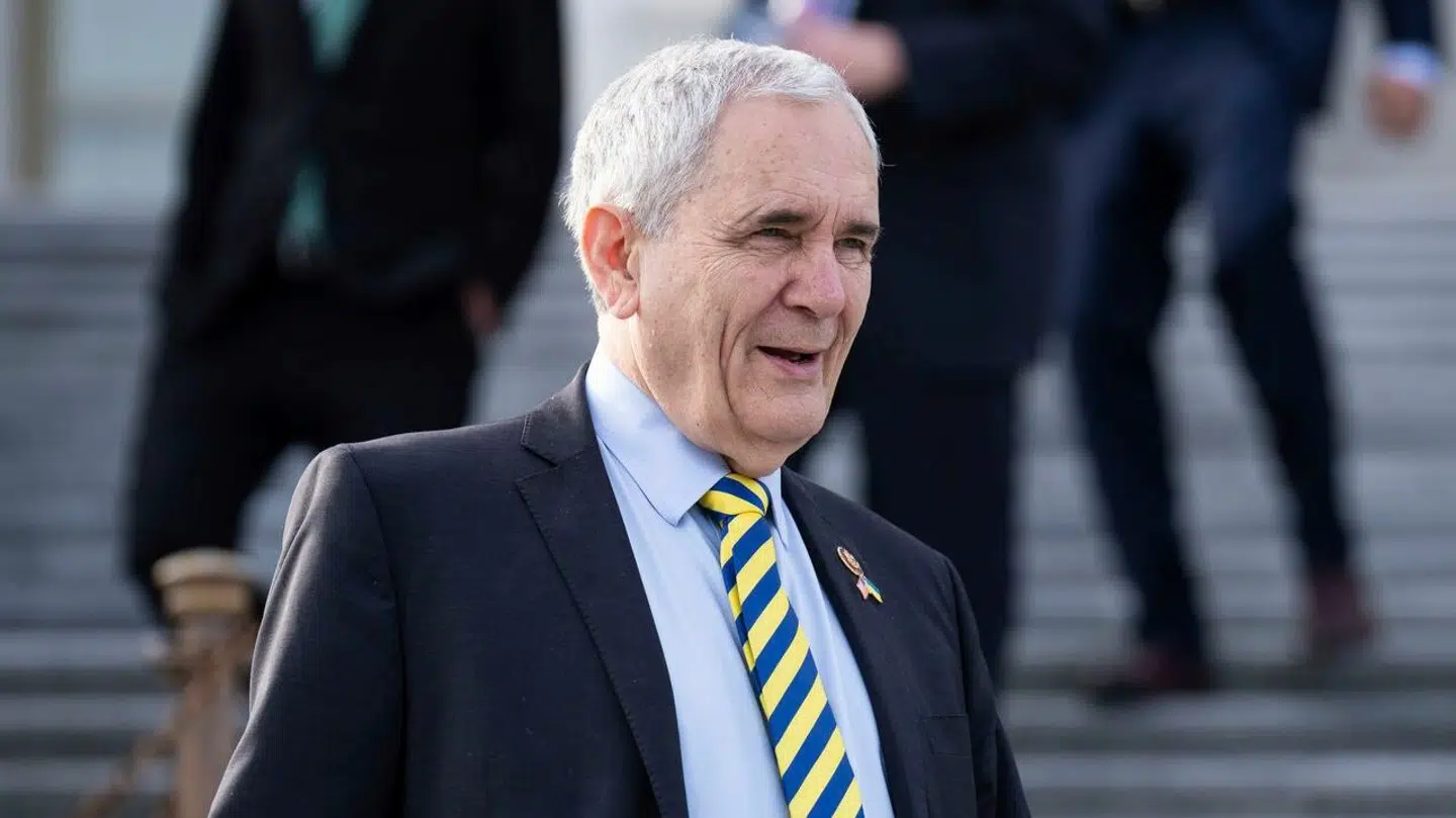 Lloyd Doggett kastede den første sten.