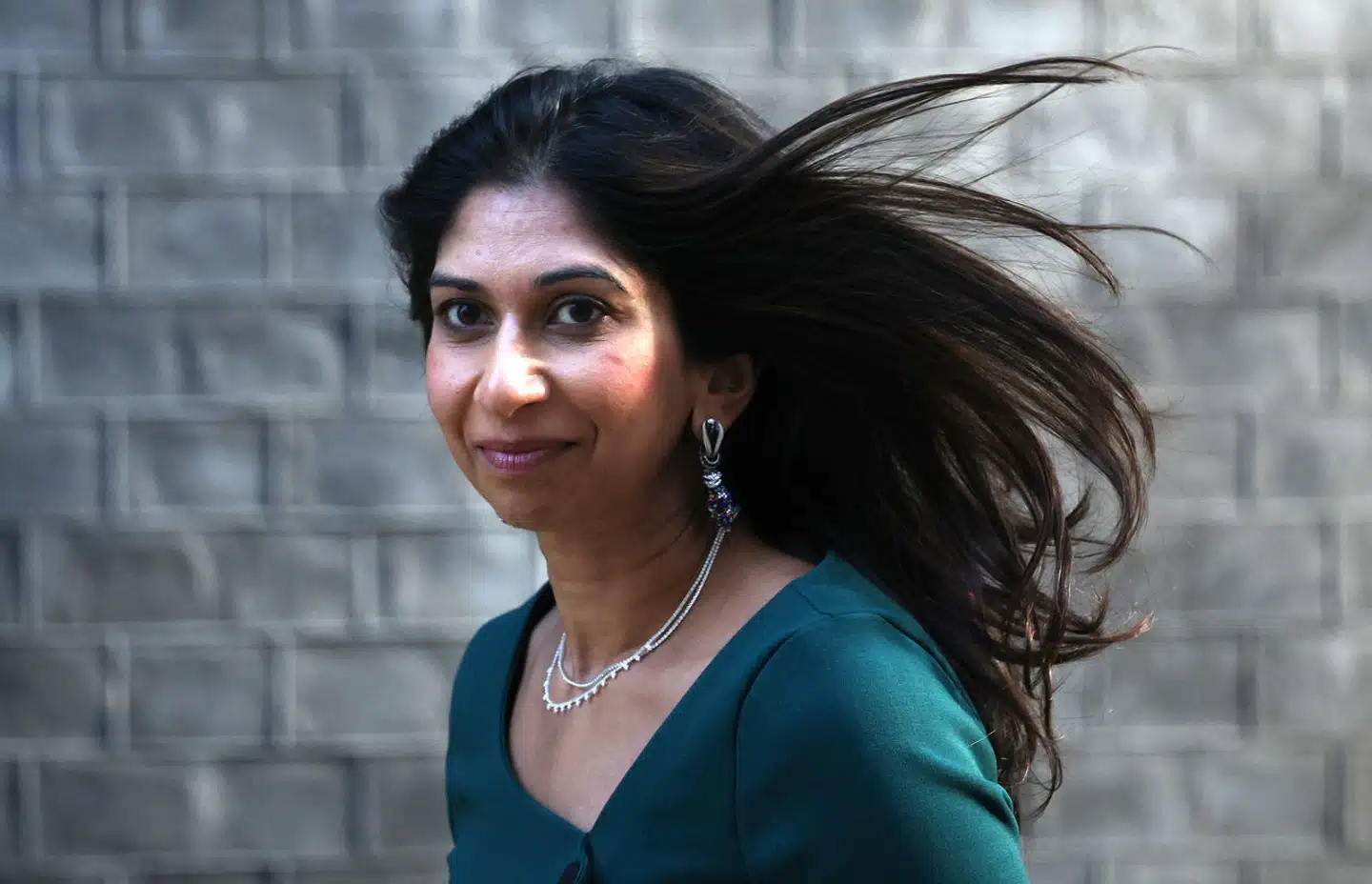 Suella Braverman tilhører højrefløjen i Det Konservative Parti. Hun er et blandt flere navne, der spås gode chancer for at tage over efter Rishi Sunak.