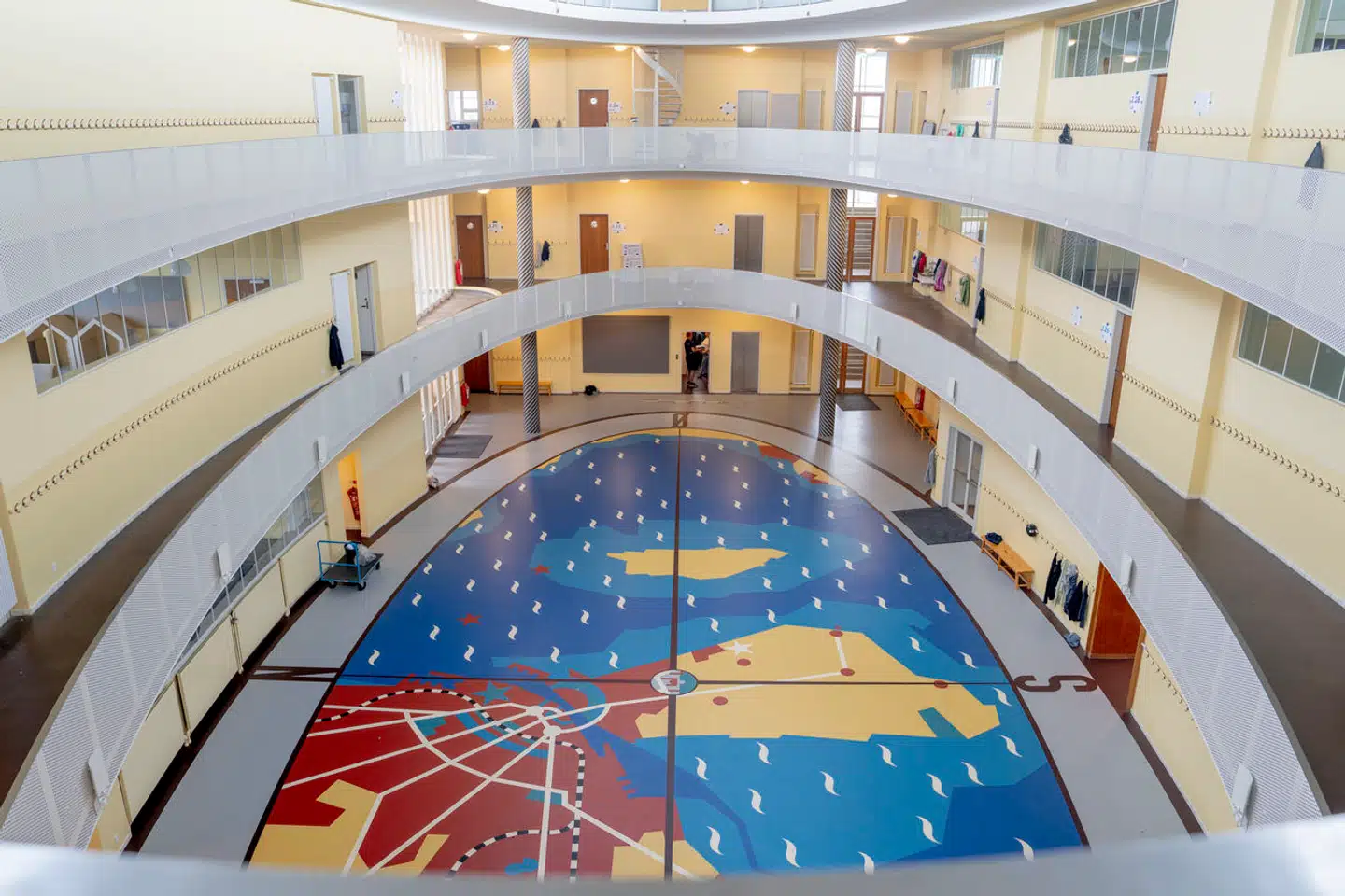 Den vildt spektakulære aula er Skolen ved Sundets helt store pointe. Det er umuligt at gå upåvirket gennem dette rum.