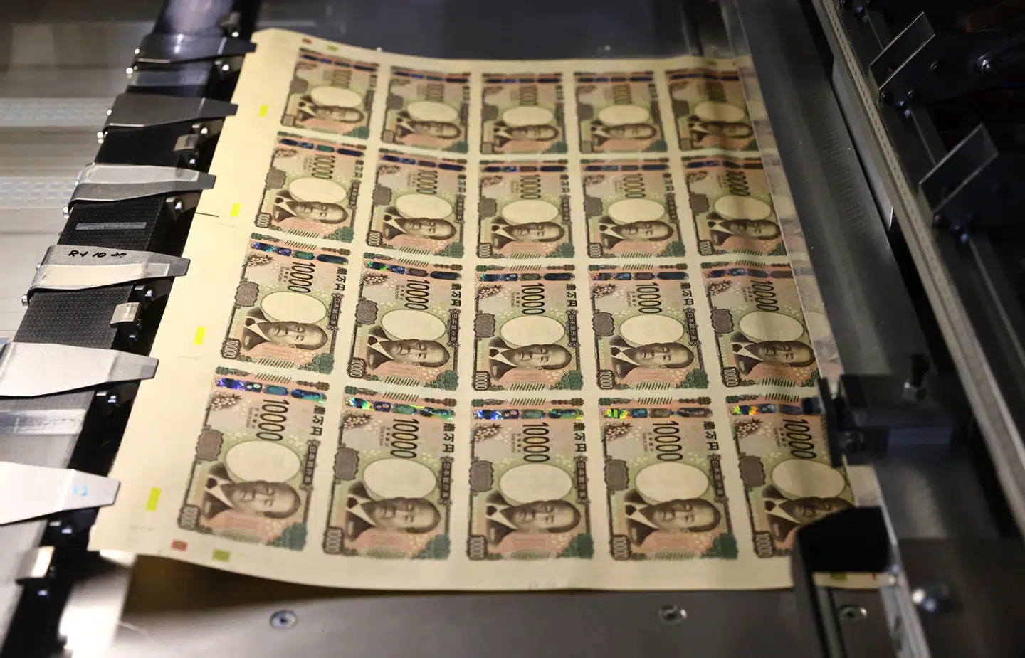 Der skal produceres store mængder af de nye pengesedler, som her ses under trykning.