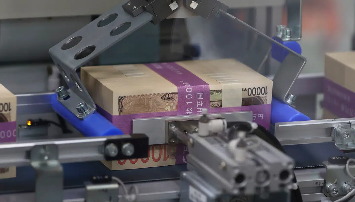 Her kommer den rullende, kassen med nye 10.000-yensedler, i National Printing Bureau.