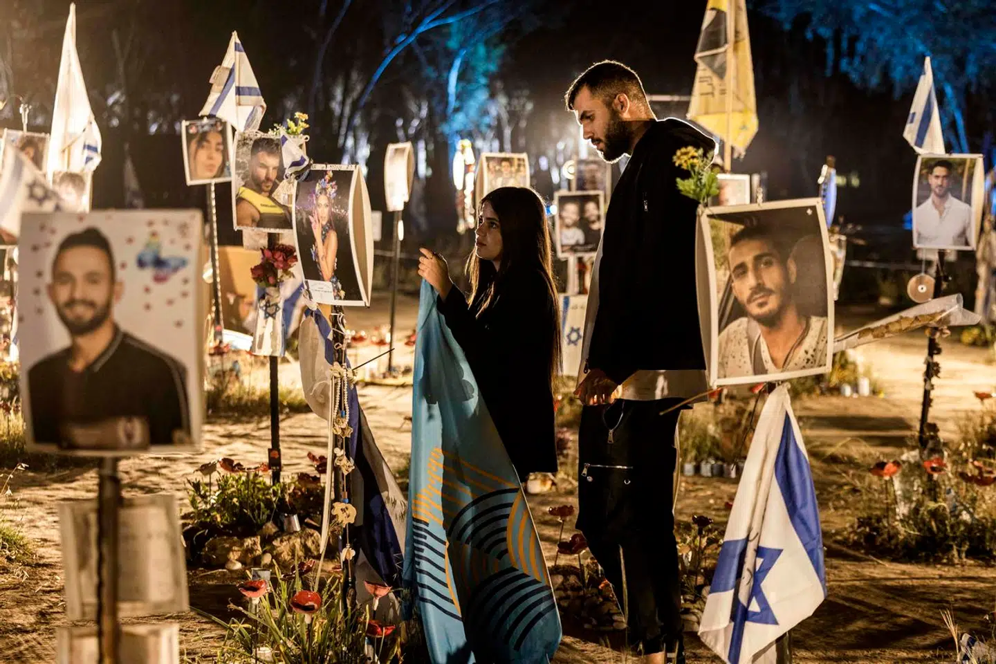 7. oktober 2023 blev den israelske Nova musikfestival angrebet af Hamas med mange dødsfald og gidseltagninger af festivalgæster til følge. Det bør Roskilde Festival markere, mener John Dessauer. Her mindes ofrene på festivalpladsen i Israel 2. april 2024.