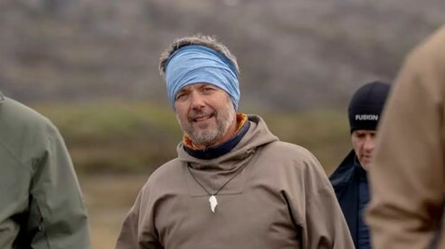 Kong Frederik gik til den med både hovedbeklædning og et halssmykke med form som Grønland.