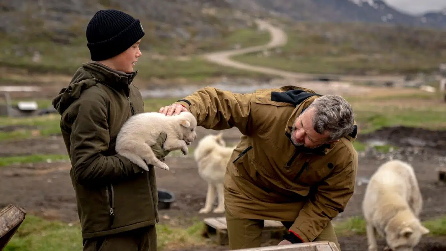 Prins Vincent og kong Frederik fik lov til at holde en hundehvalp, da de besøgte hundebyen.