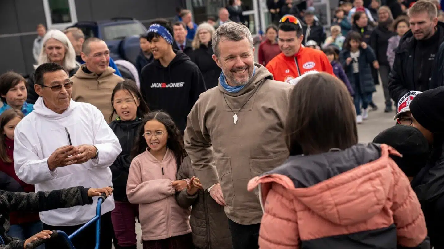 Kong Frederik har mødt mange lokale. Og de virker til at kunne lide ham.
