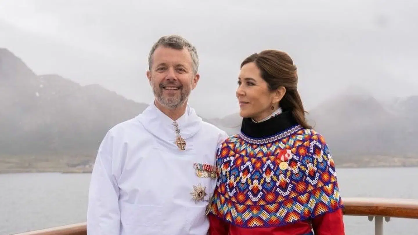 Kongeparret i deres grønlandske folkedragter.