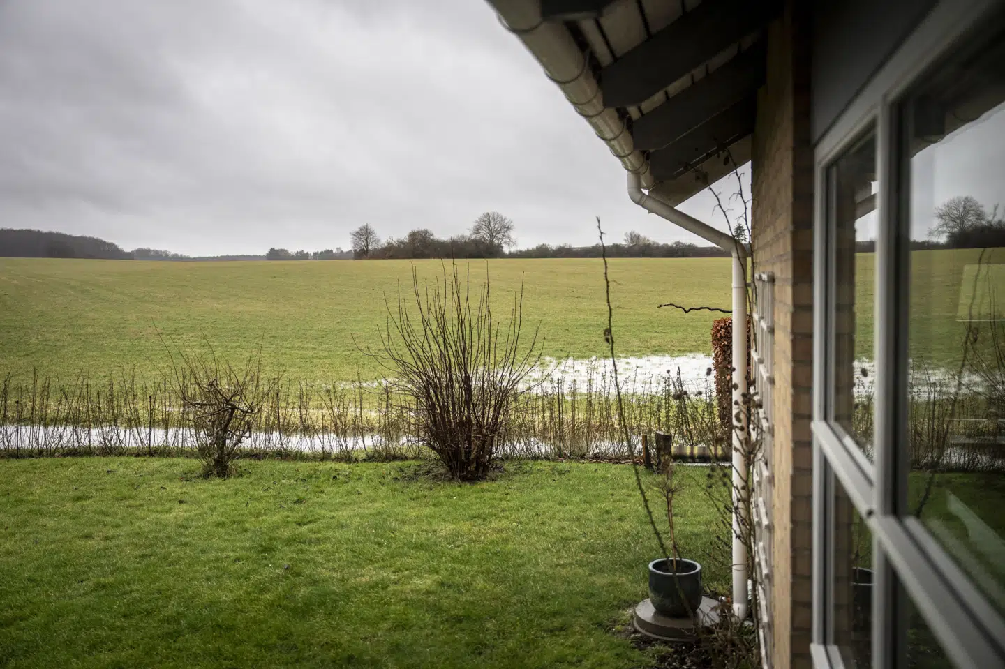 Tusindvis af boliger skal fremover beskattes på lige kår med landbrugsjord, ønsker regeringen. (Arkivfoto).