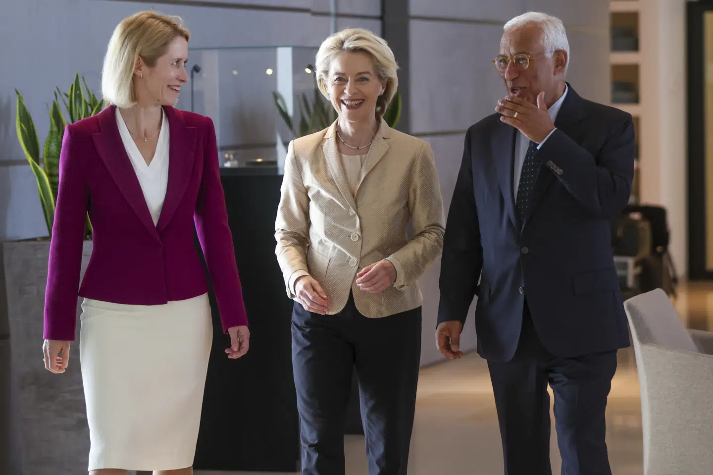 Ursula von der Leyen (i midten) kæmper for at samle flertal i EU-Parlamentet, så hun kan få en ny periode som EU-Kommissionsformand. Det blev hun indstillet til på sidste uges EU-topmøde, hvor Estlands premierminister, Kaja Kallas (til højre), blev indstillet til posten som EU's udenrigschef, mens Portugals tidligere premierminister, Antonio Costa (til venstre) blev valgt til EU's næste præsident (Arkivfoto).