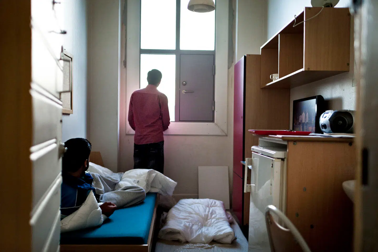 Flere af landets fængsler er overfyldte. En større del af de indsatte har indvandrerbaggrund, på trods af at de fylder en mindre del af befolkningen.