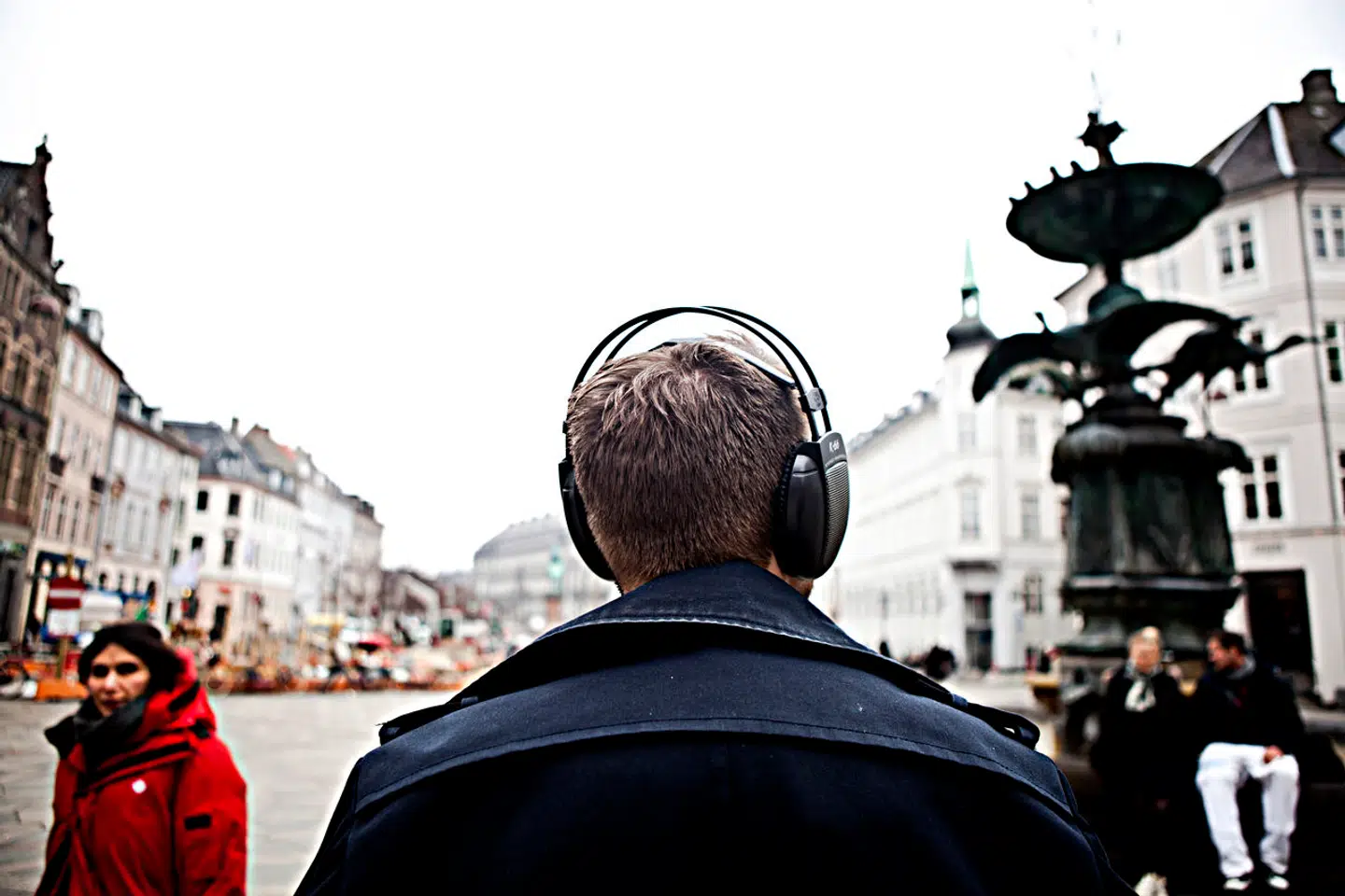 »I skrivende stund siger kalenderen juli 2024, og derfor kan man fristes til at tro, at alle og enhver kender til høretelefonerne som teknologisk opfindelse, men det lader ikke til at være tilfældet,« skriver Andreas Salomonsen.