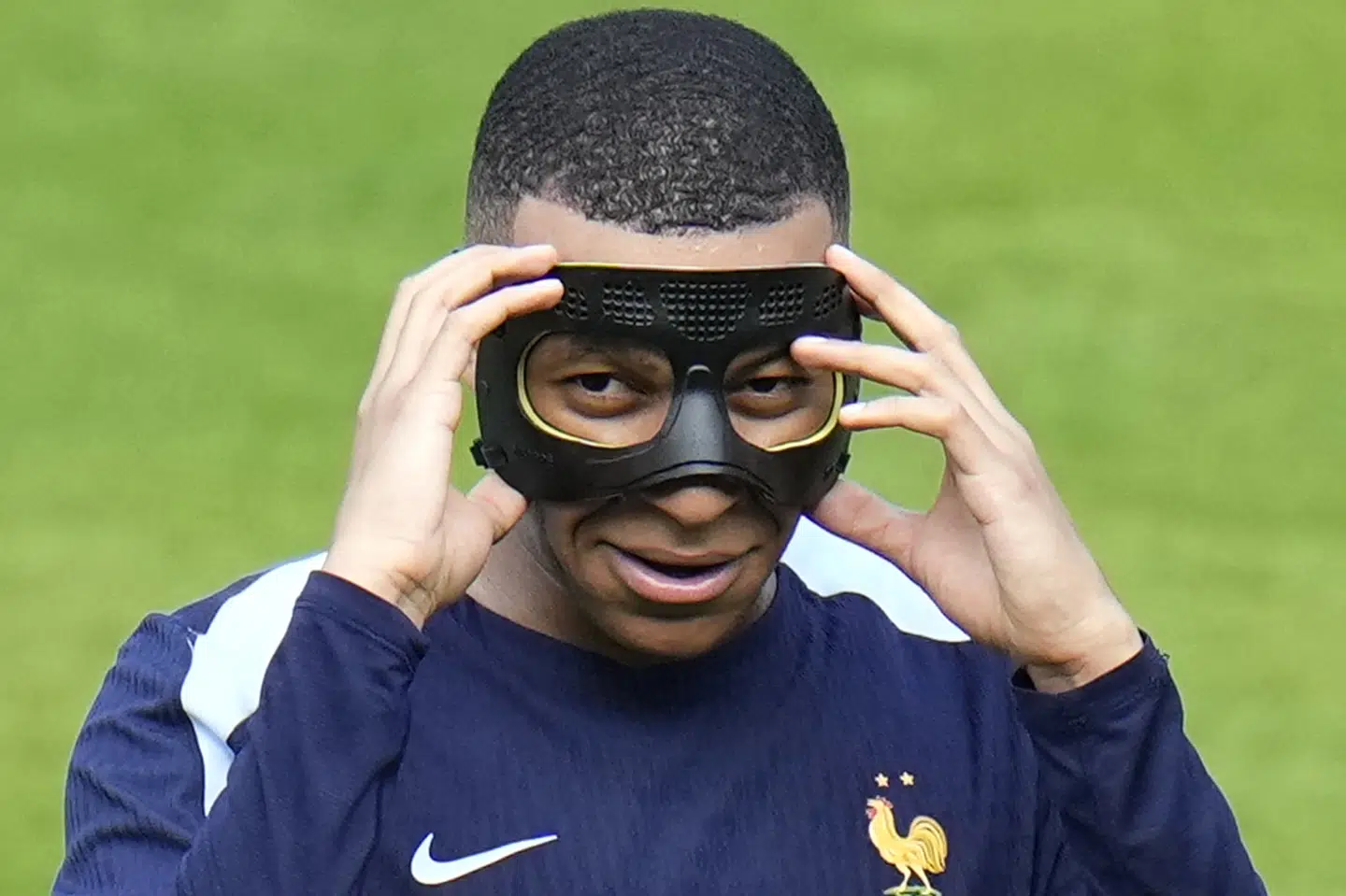 Den franske superstjerne Kylian Mbappé har været nødt til at spille med en maske, efter at han brækkede næsen i første EM-kamp. Her ses Mbappe under en træning. (Arkivfoto).