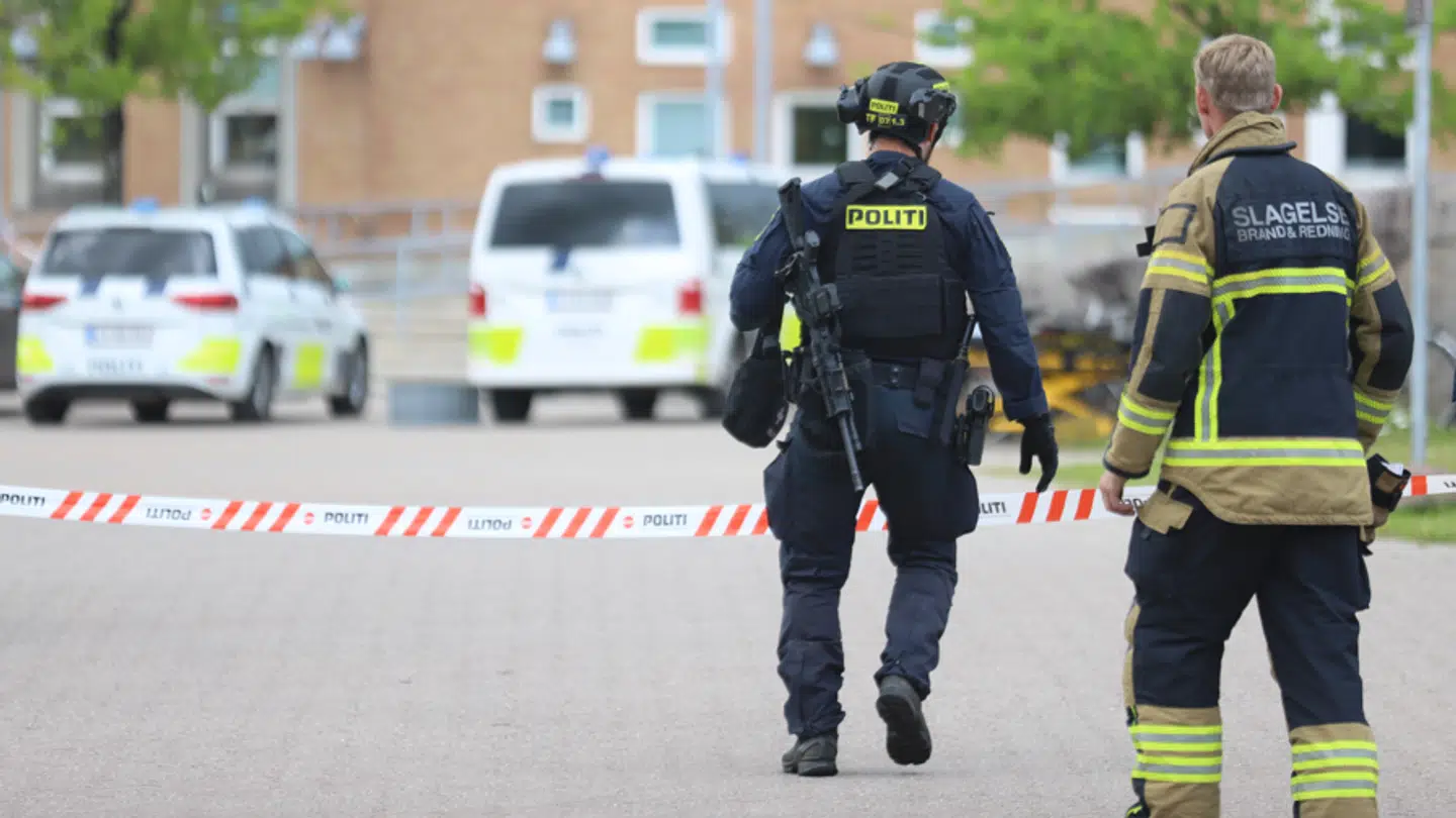 Politiet er massivt til stede ved Slagelse Sygehus onsdag eftermiddag.