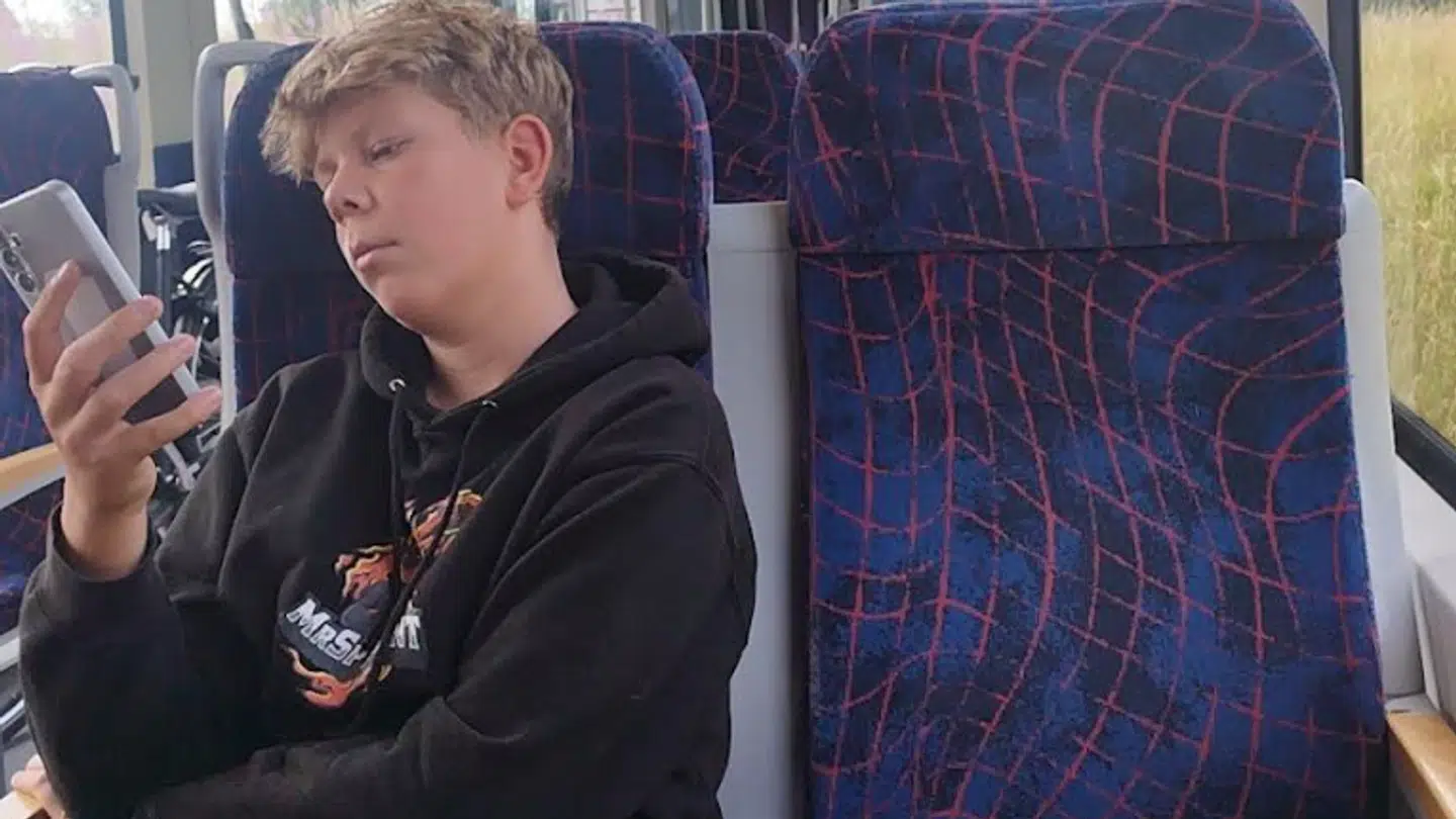 Timo Uhlotts søn måtte få tiden til at gå så godt som muligt, da deres tog holdt stille i halvanden time godt 100 meter fra stationen i Dyssekilde.