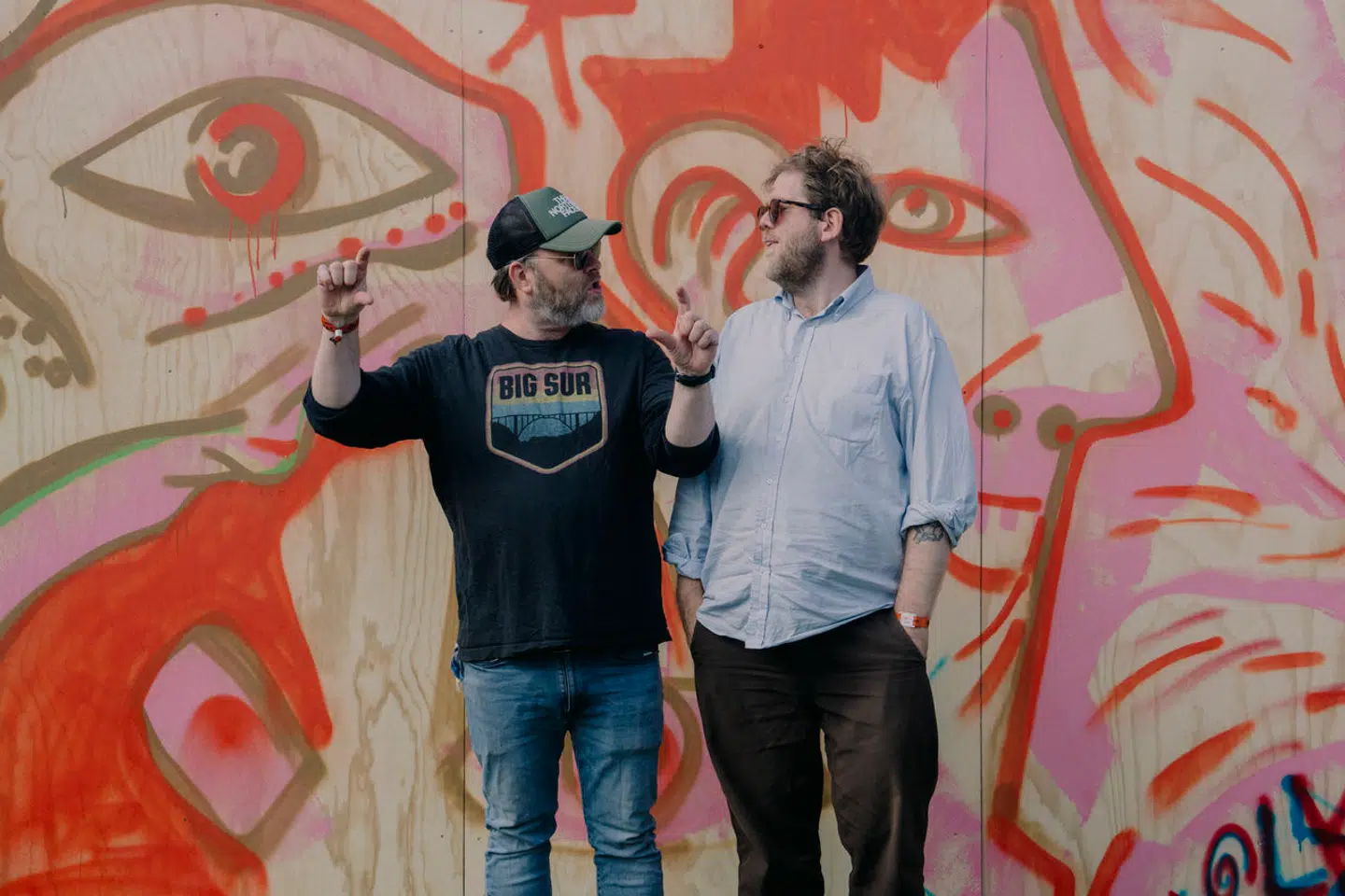 Anmelder Joachim Talbro Paulsen (t.h.) og gastronomiredaktør Søren Jacobsen Damm anmelder maden på Roskilde. Denne reportage kigger på nogle af festivalens klassiske retter.
