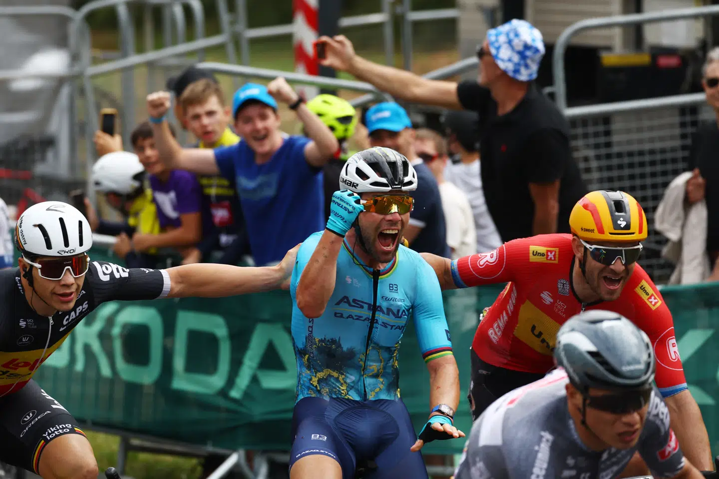 Også konkurrenterne lykønskede Mark Cavendish med den historiske bedrift i Tour de France.