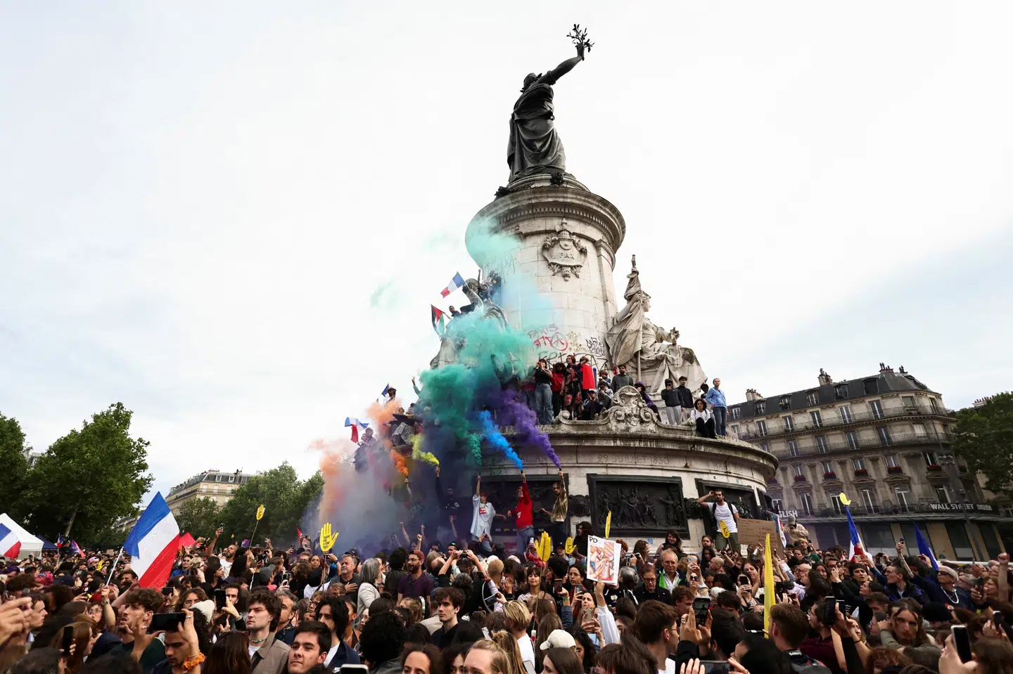 Folk protesterer onsdag mod det yderste højre på Place de la République i Paris.