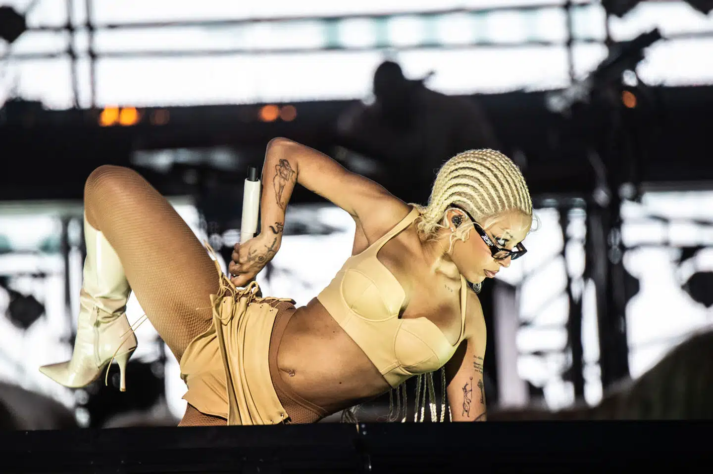 Lyden af Doja Cat er topmoderne og befriende old school på én og samme tid, men hendes sceneshow er en blanding af striptease og martial arts.