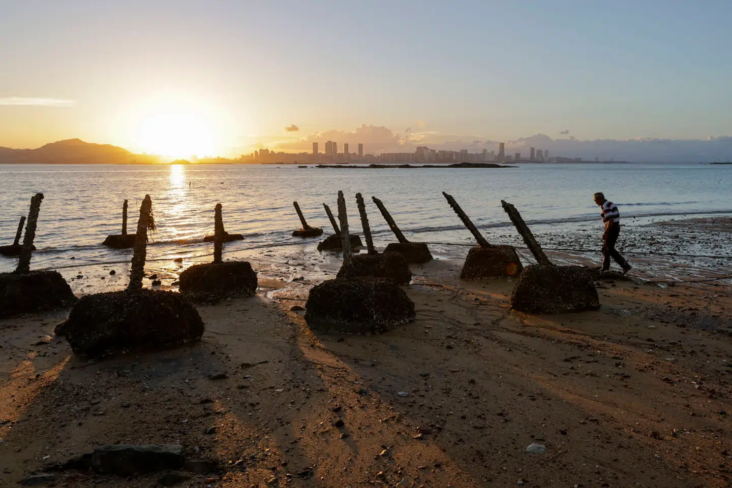 Den kinesiske by Xiamen ligger så tæt på Taiwans fjerntliggende øgruppe Kinmen, at byens skyskrabere tydeligt kan ses fra Kinmens kyster. Kinmen har i årtier været befæstet af taiwanske soldater.