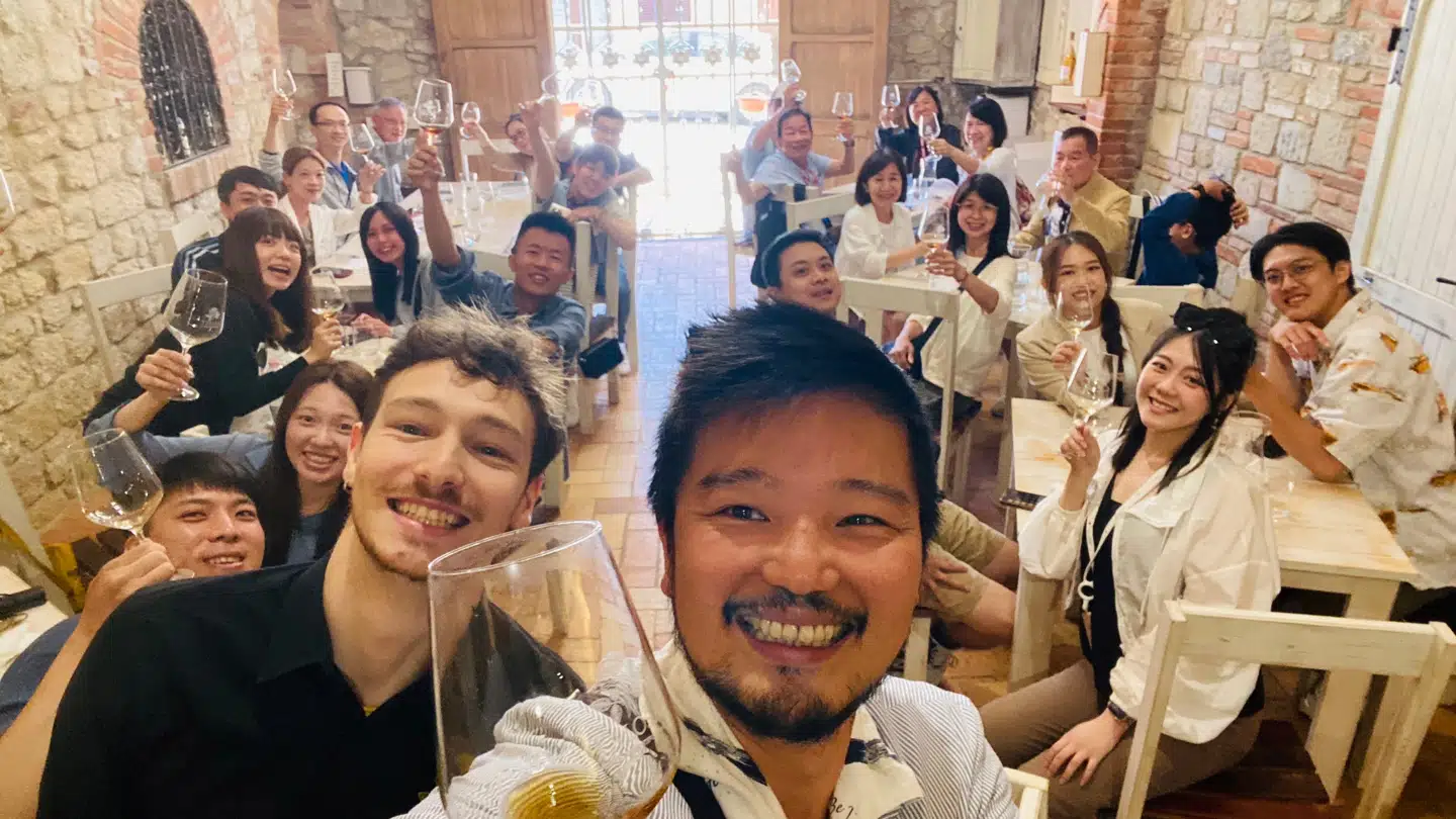 Den taiwanske turistguide Jen Tzu Yang, også kaldet Kris, har haft så mange rejser, at han er holdt op med at tælle. Her er han på besøg hos vingården Talosa – Cantina Storica i Montepulciano, Italien. Hans gæster elsker turene til Europa. Men det er ikke alt, der er lige populært.