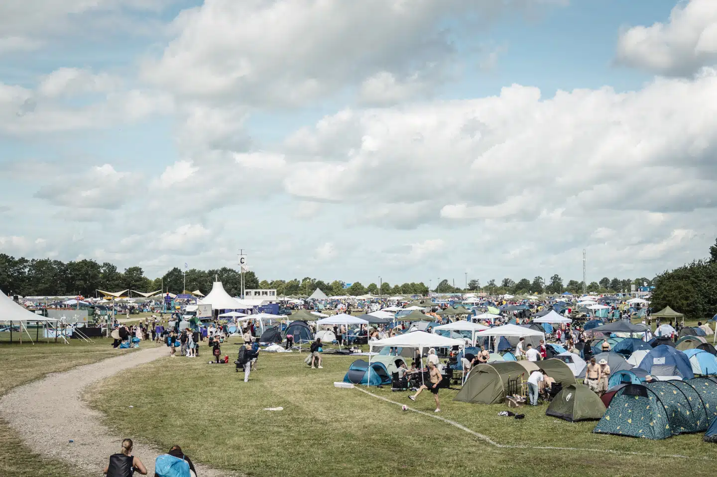 Tusindvis af festivaldeltagere bor i campingområdet på årets Roskilde Festival. Det forgangne døgn har der været flere sager for politiet på festivalen.