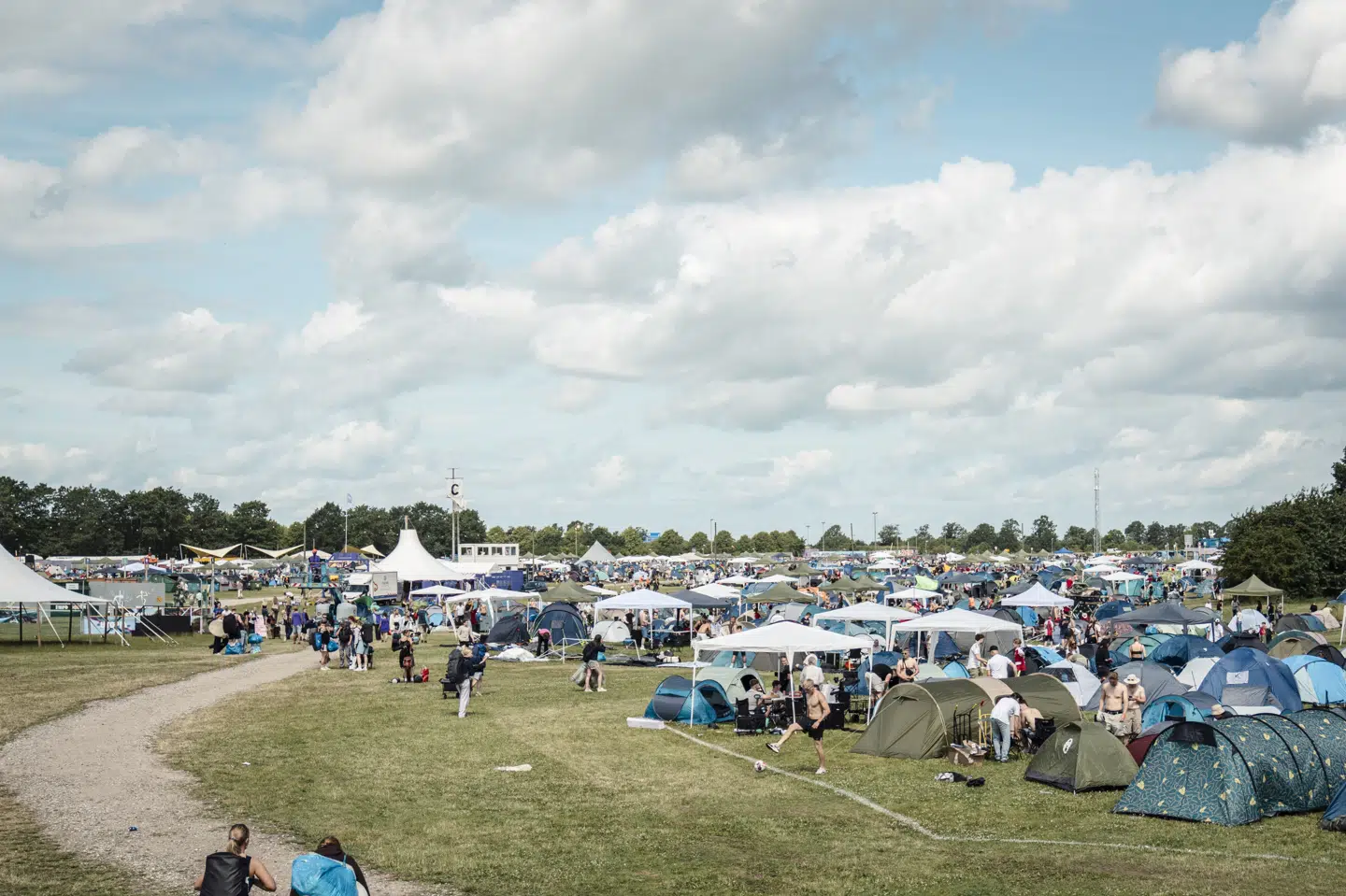 Tusindvis af festivaldeltagere bor i campingområdet på årets Roskilde Festival. Det forgangne døgn har der været flere sager for politiet på festivalen.