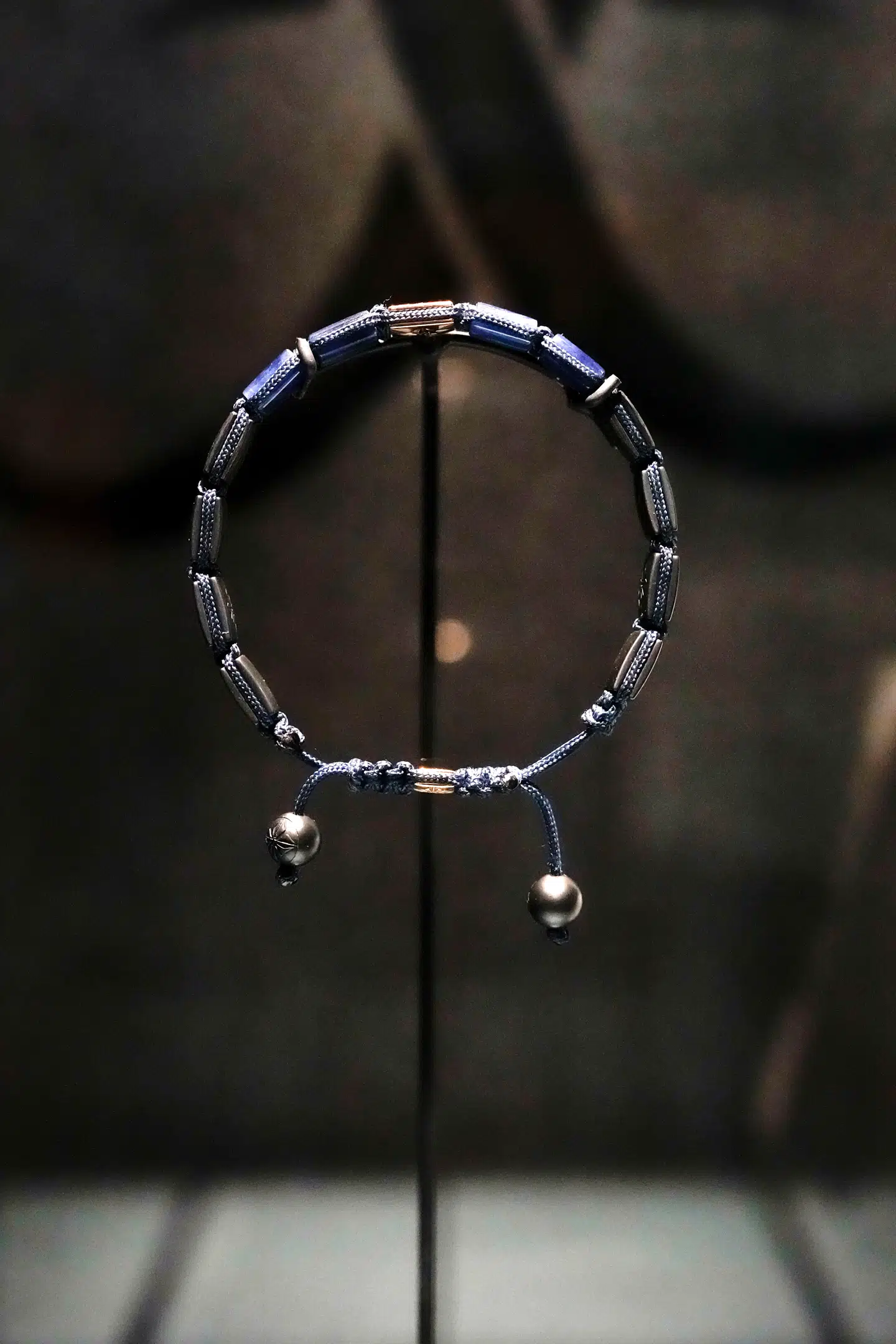 En personlig gave fra børnene. Armbåndet, som Frederik 10. bar ved proklamationen på balkonen på Christiansborg Slot. Armbåndet er en gave fra Kongeparrets fire børn i anledning af tronskiftet. Foto: Keld Navntoft