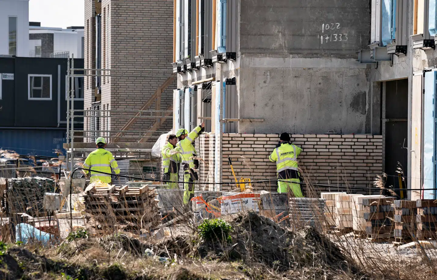 Byggeriets parter skal lære at interessere sig for hinanden, så vi nedbryder siloer frem for at bygge dem stærkere, skriver Mads Okking, Martin Bergh og Stine Harboe Petersen.