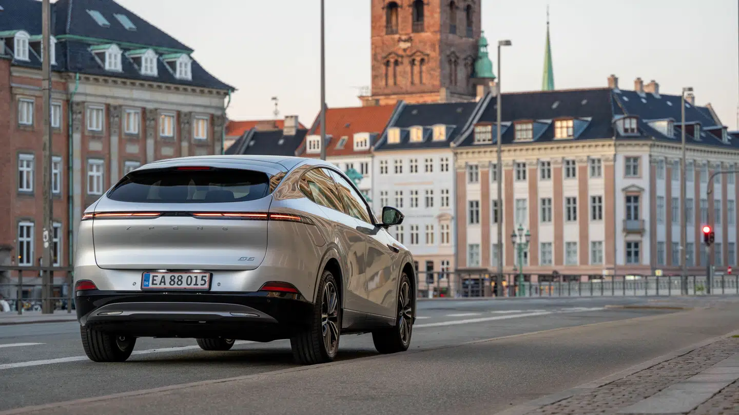 Xpeng melder ud om priserne i Danmark - blandt andet på G6 - ovenpå EU's beslutning om at forhøje tolden på kinesiske elbiler.