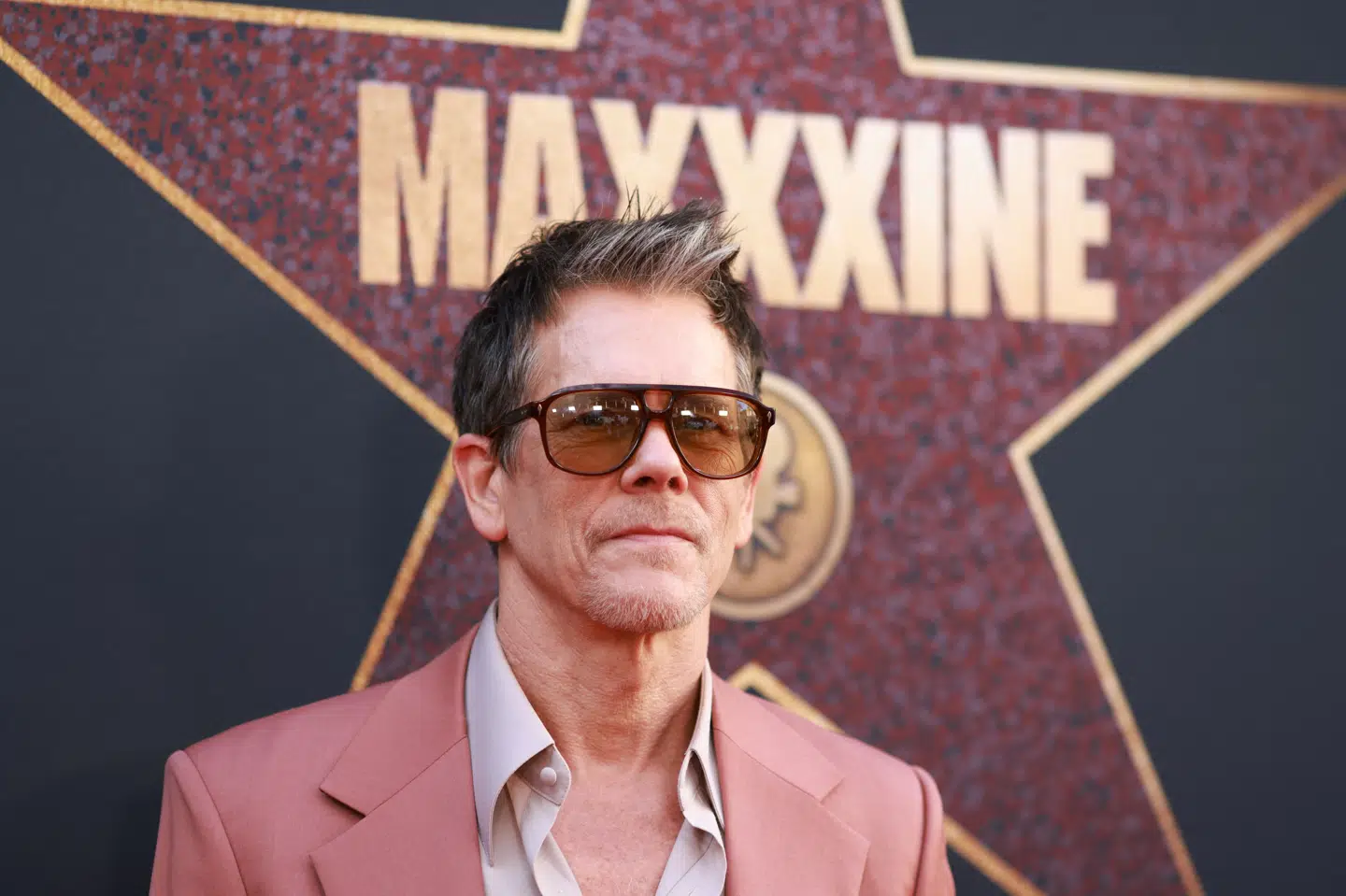 Sådan er vi vant til at se Kevin Bacon, og det gør, at han ikke kan gå i fred. - Jeg klager ikke, men jeg har et ansigt, der er ret genkendeligt, siger skuespilleren, der klædte sig ud for at blende ind blandt befolkningen. (Arkivfoto).