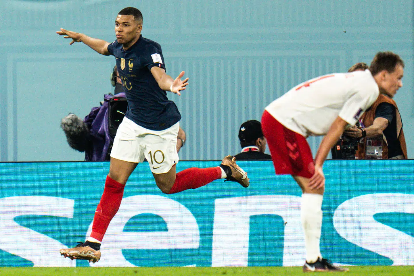 Den franske angriber Kylian Mbappé scorer her mod Danmark under VM i Qatar i 2022.