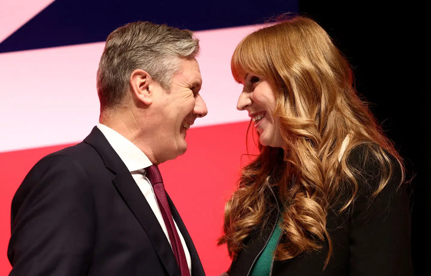 Labour triumferer ved dagens parlamentsvalg i Storbritannien, viser exitpolls. Her ses formand Keir Starmer og partiets nummer to, Angela Rayner.